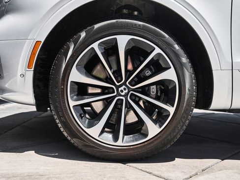 Used 2021 Bentley Bentayga AWD/4WD image 3
