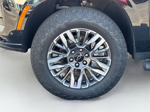 Used 2025 Chevrolet Suburban Z71 AWD/4WD image 36