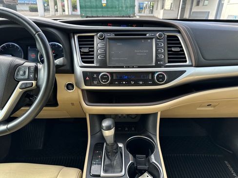Used 2019 Toyota Highlander XLE AWD/4WD image 16