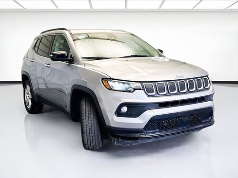 Used 2022 Jeep Compass Latitude image 3