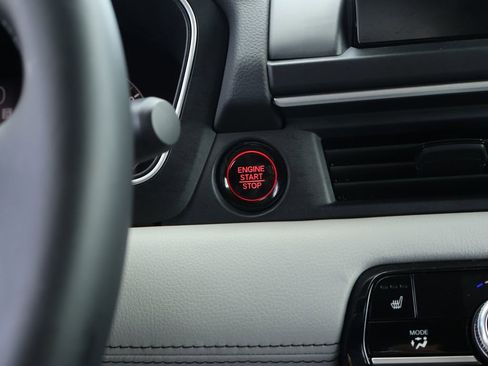 Used 2025 Honda Pilot Touring image 40