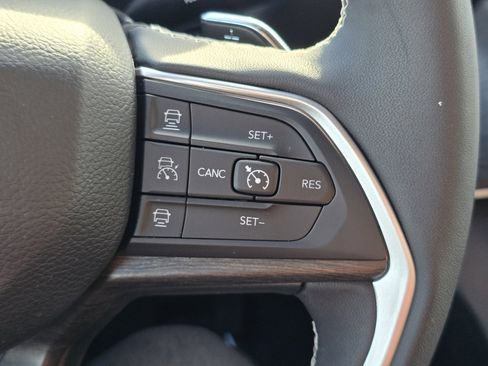 Used 2025 Jeep Grand Cherokee Limited w/ Black Appearance Package image 32