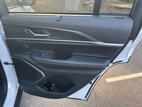 New 2025 Jeep Grand Cherokee Limited w/ Luxury Tech Group II image 16