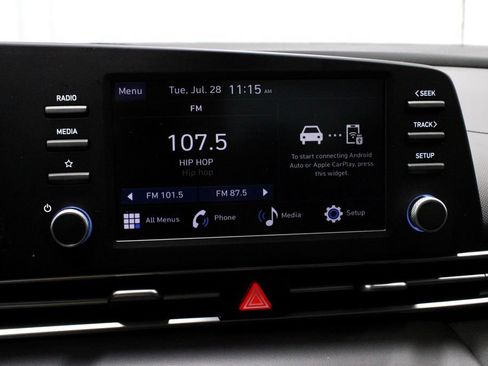 Used 2024 Hyundai Elantra SE FWD image 3