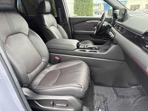 Used 2025 Honda Pilot Black Edition image 17