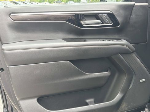 Used 2025 Chevrolet Suburban Premier RWD image 17
