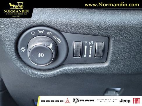 Used 2024 Chrysler Pacifica Limited FWD image 13