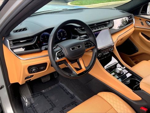 Certified 2025 Jeep Grand Cherokee Summit AWD/4WD image 17
