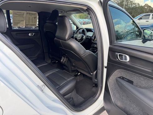 Used 2022 Volvo XC40 T5 Momentum image 30