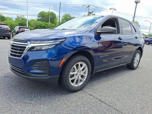 Certified 2022 Chevrolet Equinox LS w/ LS Convenience Package AWD/4WD image 3