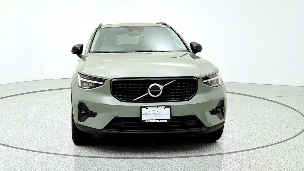 Used 2023 Volvo XC40 B5 Plus w/ Climate Package AWD/4WD image 2