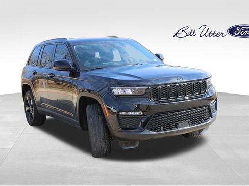 Used 2023 Jeep Grand Cherokee Limited w/ Luxury Tech Group II image 3