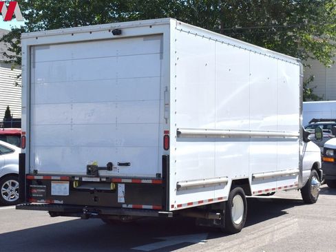 Used 2022 Ford E-350 and Econoline 350 Super Duty image 5