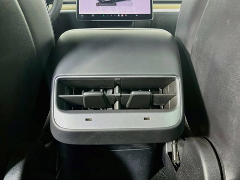 Used 2022 Tesla Model Y Long Range AWD/4WD image 31