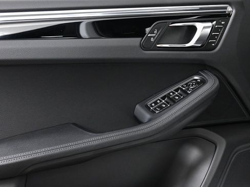 Certified 2025 Porsche Macan AWD image 6