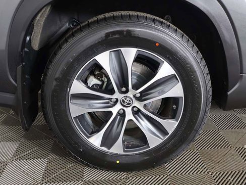 Used 2022 Toyota Highlander XLE AWD/4WD image 22