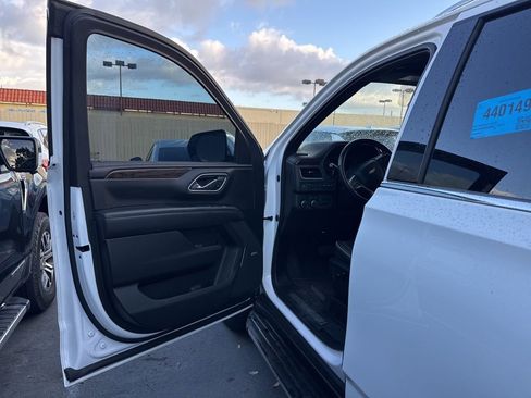 Used 2021 Chevrolet Tahoe Premier w/ Premium Package image 3