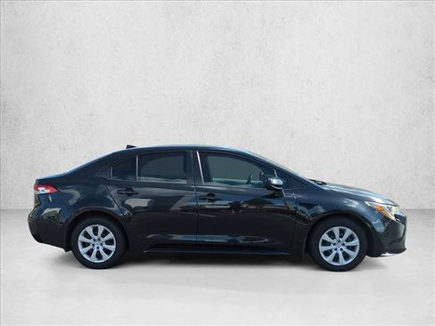 Used 2022 Toyota Corolla LE image 4