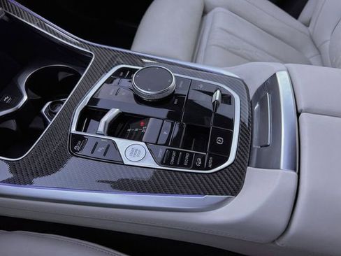 Used 2025 BMW X7 M60i w/ Climate Comfort Package image 18