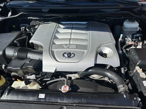 Used 2011 Toyota Land Cruiser image 33