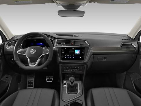 Used 2025 Volkswagen Tiguan SE R-Line AWD/4WD image 3