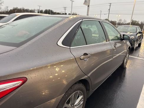 Used 2017 Toyota Camry SE image 4