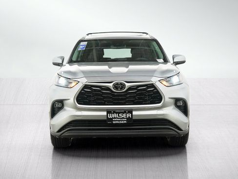 Used 2023 Toyota Highlander XLE AWD/4WD image 8