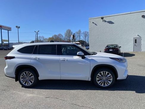 New 2026 Toyota Highlander Platinum AWD/4WD image 2