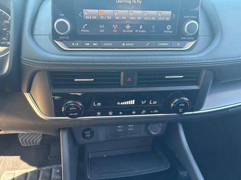 Used 2025 Nissan Rogue SV AWD/4WD image 17