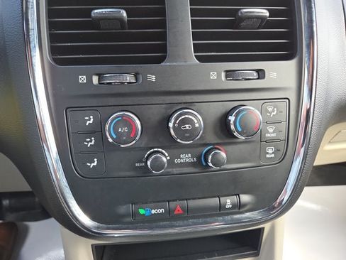 Used 2019 Dodge Grand Caravan SXT FWD image 17