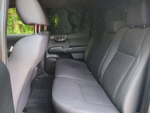 Used 2017 Toyota Tacoma TRD Sport AWD/4WD image 25