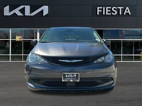 Used 2023 Chrysler Voyager LX image 3