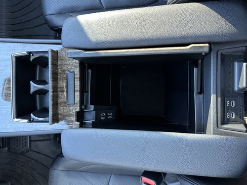 Used 2025 Toyota Sienna Limited image 38