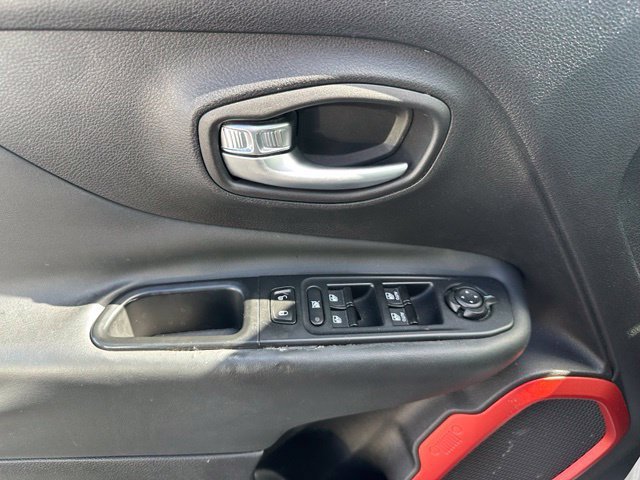 Used 2016 Jeep Renegade Trailhawk w/ Premium Trailhawk Package AWD/4WD image 17