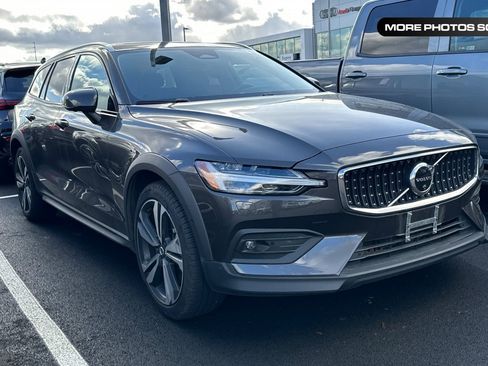Used 2025 Volvo V60 B5 Cross Country Plus image 1