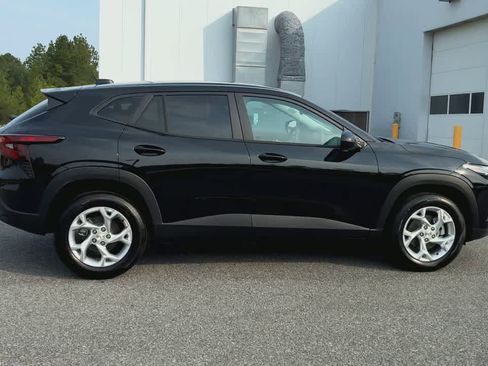 New 2026 Chevrolet Trax LS w/ LS Convenience Package FWD image 9