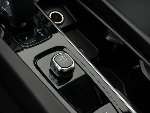 Used 2023 Volvo XC60 B5 Plus image 25