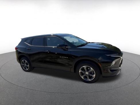 Used 2025 Chevrolet Blazer LT FWD image 2