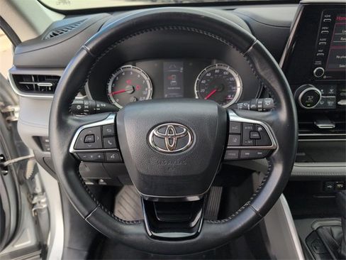 Used 2021 Toyota Highlander LE image 19