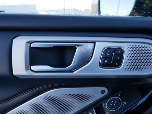 Used 2023 Ford Explorer Platinum w/ Technology Package image 14