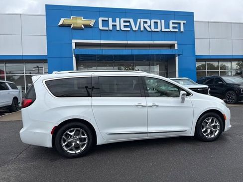 Used 2018 Chrysler Pacifica Limited w/ Advanced Safetytec Group FWD image 5
