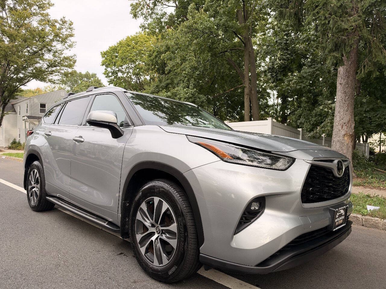 Used 2021 Toyota Highlander XLE AWD/4WD image 4