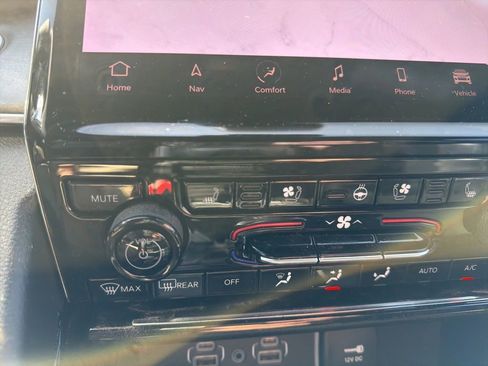 Used 2025 Jeep Grand Cherokee L Overland image 16