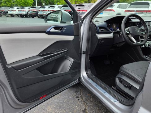 Used 2023 Volkswagen Taos SE w/ Panoramic Sunroof Package FWD image 19