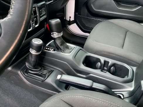 Used 2022 Jeep Gladiator Sport image 16