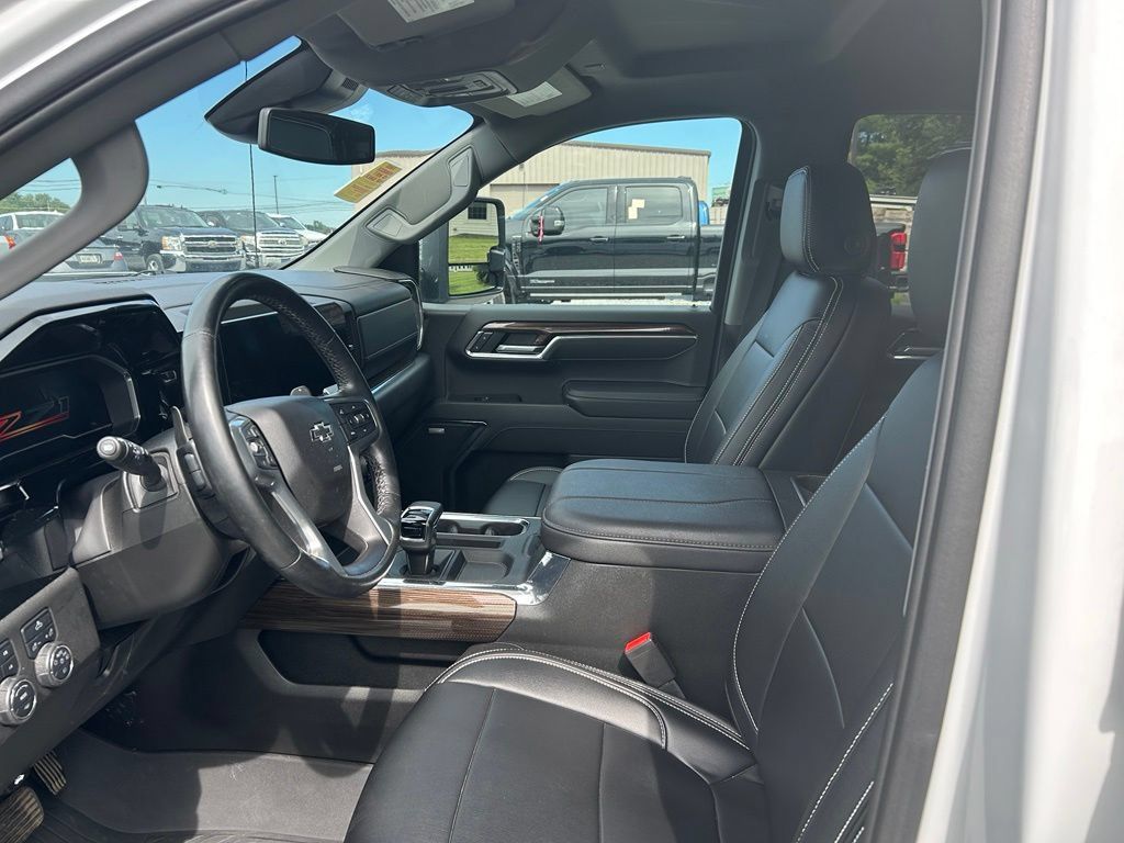 Used 2023 Chevrolet Silverado 1500 RST AWD/4WD image 4