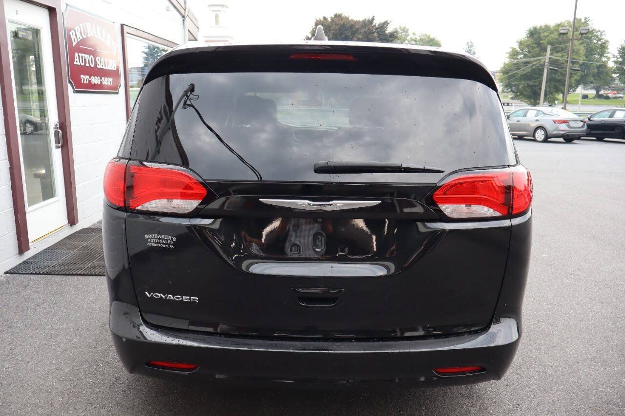 Used 2021 Chrysler Voyager LX FWD image 3