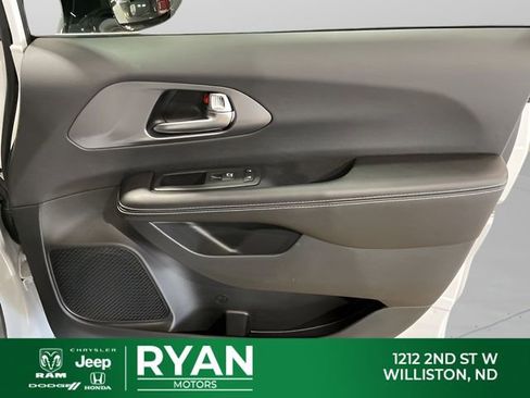 New 2026 Chrysler Pacifica Select AWD/4WD image 44