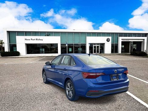 Used 2022 Volkswagen Jetta SE w/ Panoramic Sunroof Package image 6