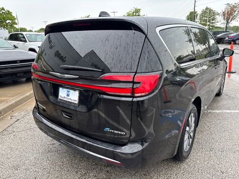Used 2023 Chrysler Pacifica Touring-L FWD image 23
